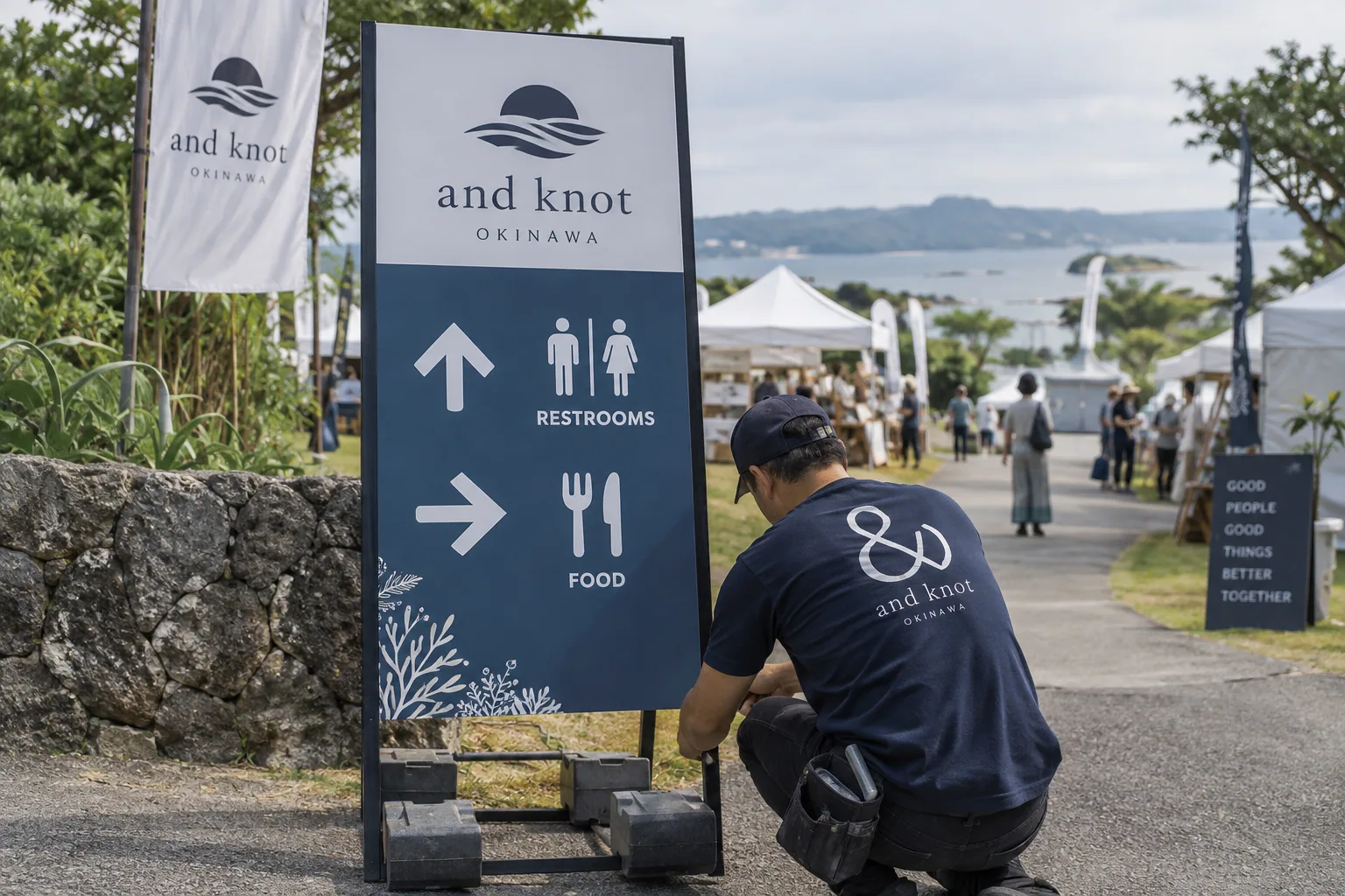 屋外イベントの案内看板を固定するスタッフの生成イメージ